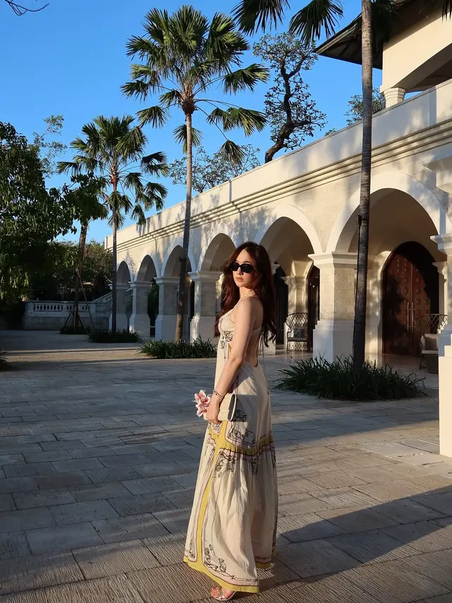 Laura Moane Tampil Elegan dengan Resort Wear Bernuansa Tropis Saat Liburan di Uluwatu Bali