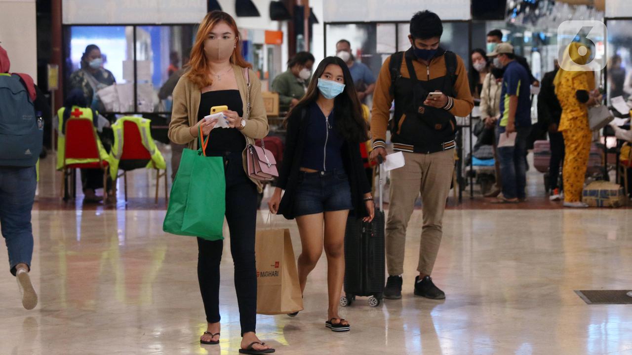 FOTO: Libur Panjang, Bandara Soetta Dipenuhi Penumpang