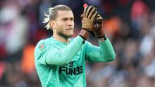 Kiper Newcastle, Loris Karius memberikan penghormatan kepada suporter pada laga final Carabao Cup 2022/2023 melawan Manchester United di Stadion Wembley, London, Senin (27/02/2023) dini hari WIB.&nbsp;(AFP/Glyn Kirk)
