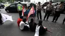 Beranggotakan empat orang, para relawan menunggu panggilan dari Presiden untuk bisa diterima di dalam Istana Negara, Jakarta, Selasa (18/11/2014). (Liputan6.com/Faizal Fanani)