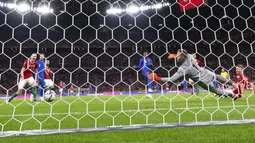Pemain Inggris Raheem Sterling (kedua kanan) mencetak gol ke gawang kiper Hungaria Peter Gulacsi (kanan) pada pertandingan sepak bola Grup I kualifikasi Piala Dunia 2022 di Puskas Ferenc Arena, Budapest, Hungaria, Kamis (2/9/2021). Inggris menang 4-0. (Zsolt Szigetvary/MTI via AP)
