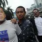 Massa bertopeng Ketua DPR Setya Novanto ikut ambil bagian dalam unjuk rasa di depan Gedung KPK, Jakarta, Selasa (15/12). Mereka menuntut KPK ikut mengusut kasus 'papa minta saham' yang melibatkan Setya Novanto dan Riza Chalid. (Liputan6.com/Helmi Afandi)