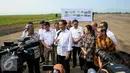 Presiden Joko Widodo memberikan keterangan pers usai meninjau Bandara Internasional Kertajati di Majalengka, Jawa Barat, Kamis (14/1). Bandara ini memiliki desain panjang runway 3.000 meter dan lebar 60 meter. (Liputan6.com/Faizal Fanani)