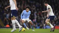 Rico Lewis telah mengemas 12 penampilan di semua kompetisi dengan mencetak 1 gol bersama Manchester City. Bek kanan 19 tahun itu sepertinya memang masuk ke dalam rencana pelatih Pep Guardiola, sebagai pemain muda yang diprioritaskan untuk dikembangkan bakatnya. Berbakat alami sebagai pemain bertahan, percaya diri saat duel satu lawan satu, dan gesit dalam pergerakan ruang sempit, membuat dirinya sebagai pemain muda yang sudah memenuhi syarat untuk menjadi pemain bintang. (AFP/Oli Scarff)