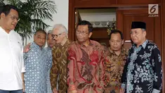 Mahfud MD (ketiga kanan) bersama para tokoh Gerakan Suluh Kebangsaan bersiap memberi keterangan usai melakukan pertemuan dengan Presiden RI kelima, Megawati Soekarnoputri di Jakarta, Jumat (17/5/2019). Pertemuan berlangsung tertutup. (Liputan6.com/Helmi Fithriansyah)