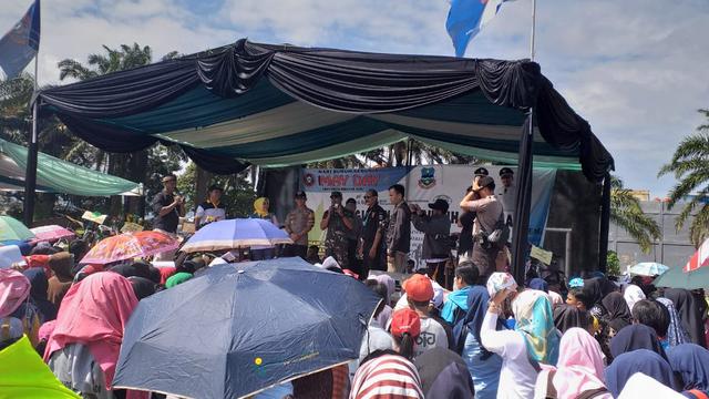 Ribuan massa menyemut dekat tenda kegiatan yang diselenggaran panitian hari buruh kabupaten Garut di Lapangan Kerkof Garut