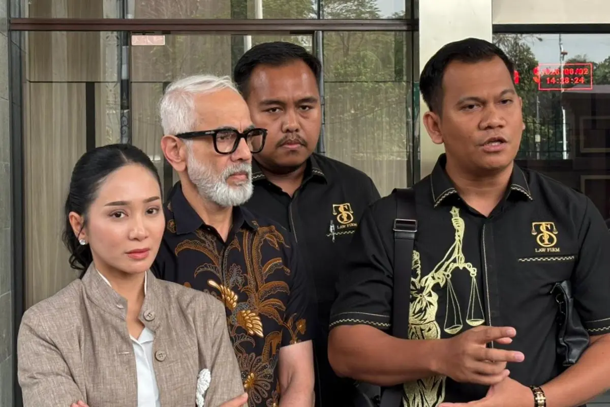 Bunga Zainal Dampingi Suami Sambangi Mabes Polri, Tagih Kelanjutan Kasus Dugaan Penipuan