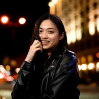 ilustrasi perempuan yang bepergian di malam hari/copyright&nbsp;freepik.com/freepik