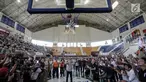 Wakil Gubernur DKI Jakarta Sandiaga Salahudin Uno saat melakukan tembakan three point usai membuka pelatihan pendidikan Basket di Gor Ciracas, Jakarta, Rabu (24/1). (Liputan6.com/Faizal Fanani)