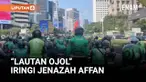 Iring-iringan ratusan pengemudi ojol tampak mengantar almarhum menuju Tempat Pemakaman Umum Karet Bivak. Dengan mengenakan jaket hijau khas ojek online, mereka berkonvoi di belakang mobil jenazah sebagai bentuk penghormatan terakhir kepada rekan seja...