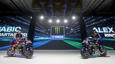 Pembalap Monster Energy Yamaha, Fabio Quartararo dan Alex Rins, hadir dalam acara launching motor baru untuk mengarungi MotoGP 2026 di Jakarta, Rabu (21/1/2026). (Bola.com/M Iqbal Ichsan)
