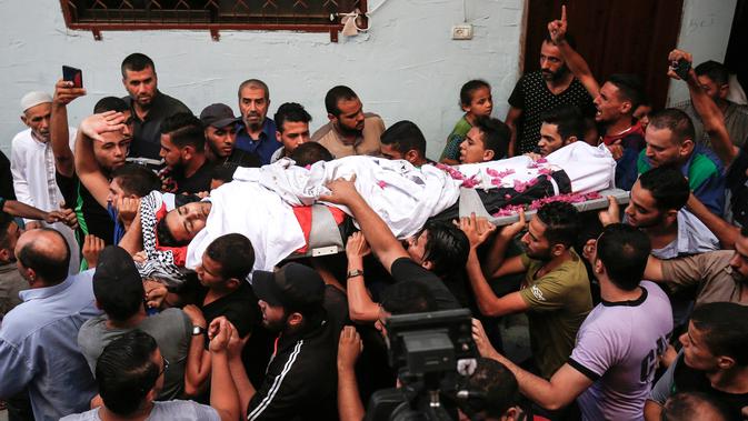 Pelayat membawa jasad paramedis Palestina Abdullah al-Qutati di Rafah, Jalur Gaza, Sabtu (11/8). Abdullah al-Qutati ditembak tentara Israel saat bertugas dalam demo Great March of Return. (SAID KHATIB/AFP)