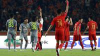 Pemain Persebaya Surabaya, Arief Catur Pamungkas (kedua kiri) diganjar kartu merah oleh wasit setelah melanggar pemain Persija Jakarta, Witan Sulaeman pada laga lanjutan pekan ke-5 BRI Liga 1 2023/2024 antara Persija Jakarta melawan Persebaya Surabaya di Stadion Utama Gelora Bung Karno (SUGBK), Senayan, Jakarta, Minggu (30/7/2023). (Bola.com/Ikhwan Yanuar)