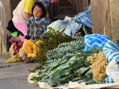 Ramuan obat tradisional yang digunakan untuk pengobatan penyakit pernapasan dijual di trotoar di Cochabamba, Bolivia pada 25 Juli 2020. Kasus infeksi virus corona dan kematian akibat COVID-19 semakin meningkat di negara Amerika Selatan tersebut. (AP Photo/Dico Solis)
