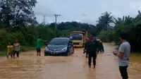 Jalur Sumbar-Riau putus akibat banjir (Muslim AR/Liputan6.com)