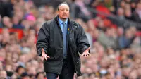 Manajer Liverpool, Rafael Benitez, memberikan instruksi kepada anak asuhnya saat melawan Manchester United. Musim 2008-2009, Liverpool tampil cukup memikat namun sayang mereka harus finish sebagai runner-up. (AFP/Andrew Yates)