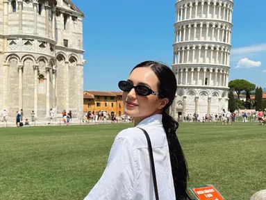 Italia menjadi salah satu negara yang cukup populer dikunjungi para selebriti Indonesia ketika menikmati momen liburan ke luar negeri. Banyak dari para artis ini mengunjungi tempat wisata ikonik seperti danau Como hingga menara Pisa. Dalam liburannya, Beby Tsabina abadikan momen dengan latar belakangan bangunan ikonik dunia tersebut. (Liputan6.com/IG/@bebytsabina)