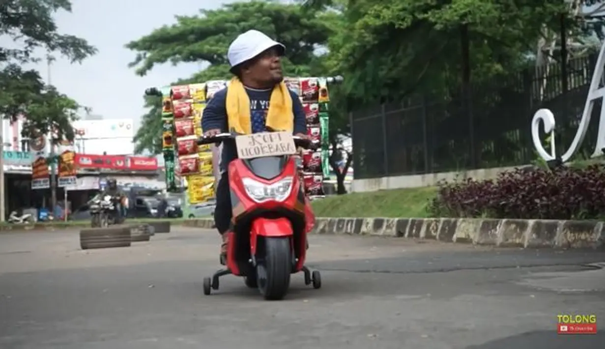 Pernah viral istilah starling alias kopi keliling, Ucok Baba pun memutuskan untuk mencoba berjualan minuman tersebut. Kali ini, artis keturunan Batak itu tidak menggunakan motor putihnya, melainkan ganti menggunakan motor berwarna merah yang tampak menggemaskan. Berbagai merek kopi pun dipajang olehnya. (Liputan6.com/YouTube/@UcokBabaofficial)