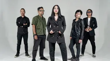 Kehadiran Astrid Sartiasari sebagai vokalis dalam Cokelat Band merupakan vokalis pengganti sementara. Saat ini Aiu Ratna tengah hamil besar yang membuatnya harus cuti. Saat umumkan vokalis baru, akun Instagram Cokelat Band sebut Astrid Sartiasari sebagai kawan lama. (Liputan6.com/IG/cokelat_band)