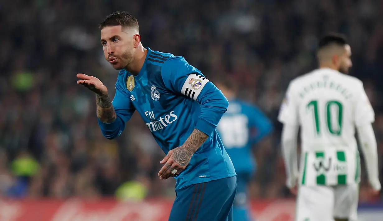 Pemain Real Madrid, Sergio Ramos berselebrasi setelah mencetak gol ke gawang Real Betis pada laga pekan ke-24 La Liga Spanyol, di Estadio Benito Villamarin, Minggu (18/2). Melalui pertarungan sengit 8 gol, Real Madrid menang 5-3. (AP/Miguel Morenatti)