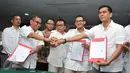 Empat kandidat bakal calon gubernur DKI bersalaman saat proses penjaringan Calon Gubernur (Cagub) DKI Jakarta oleh Partai Gerindra di Hotel Sari Pan Pasific, Jakarta, (27/1). Gerindra mengusung 4 nama di Pilgub DKI 2017. (Gempur M Surya/Liputan6.com)