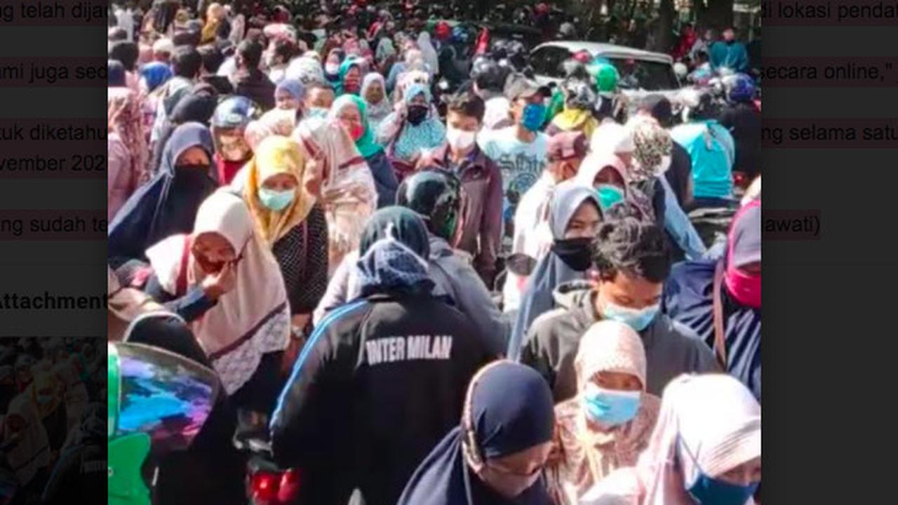 Antrean warga mendapatkan bantuan UMKN di Dinas Industri Perdagangan Koperasi dan UMKM Kota Tangerang. (Istimewa)