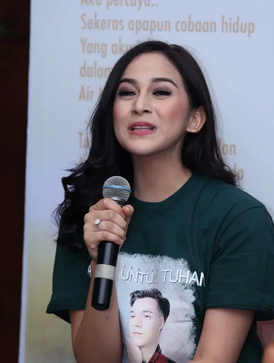 'Secepatnya (mempersiapkan proses pernikahan). Jadi sekarang satu-satu dipersiapkan, sambil berjalan syuting juga,' ucap Nina Zatulini. (Nurwahyunan/Bintang.com)
