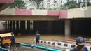 Petugas memasang pompa penyedot air di banjir yang menggenangi underpass Kemayoran, Jakarta, Senin (3/2/2020). Curah hujan tinggi menyebabkan banjir yang menggenangi kawasan tersebut lama surut sehingga menutup arus lalu lintas. (Liputan6.com/Immanuel Antonius)