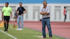 Pelatih Persikabo 1973, Aji Santoso (kanan), mengamati permainan timnya dari pinggir lapangan dalam pertandingan pekan ke-9 BRI Liga 1 2023/2024 melawan Madura United yang berlangsung di Stadion Wibawa Mukti, Sabtu (20/8/2023). (Bola.com/Abdul Aziz)