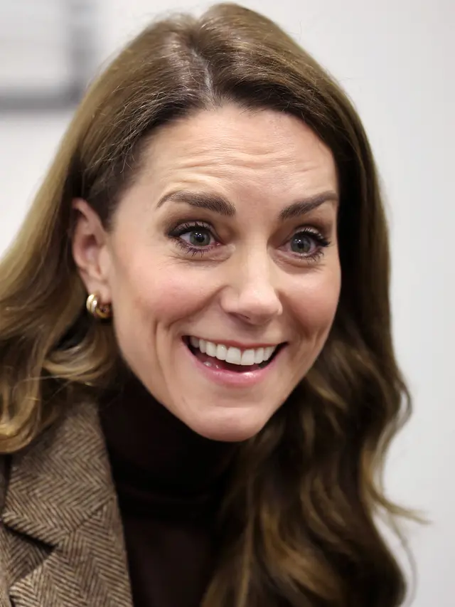 Potret Kate Middleton Tampil Beda bak Anak Sekolah dengan Rambut Dikepang