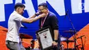Museum Rekor Indonesia (MURI) memberikan piagam penghargaan atas pencapaian rekor muri pajangan swafoto Polaroid terbanyak oleh pelajar di acara KapanLagi Pensi Bareng Fanta 2025 yang digelar di Gelanggang Olahraga (GOR) atau Gelanggang Mahasiswa Soemantri Brodjonegoro, Jakarta, Sabtu (28/6/2025). (Liputan6.com/Herman Zakharia)
