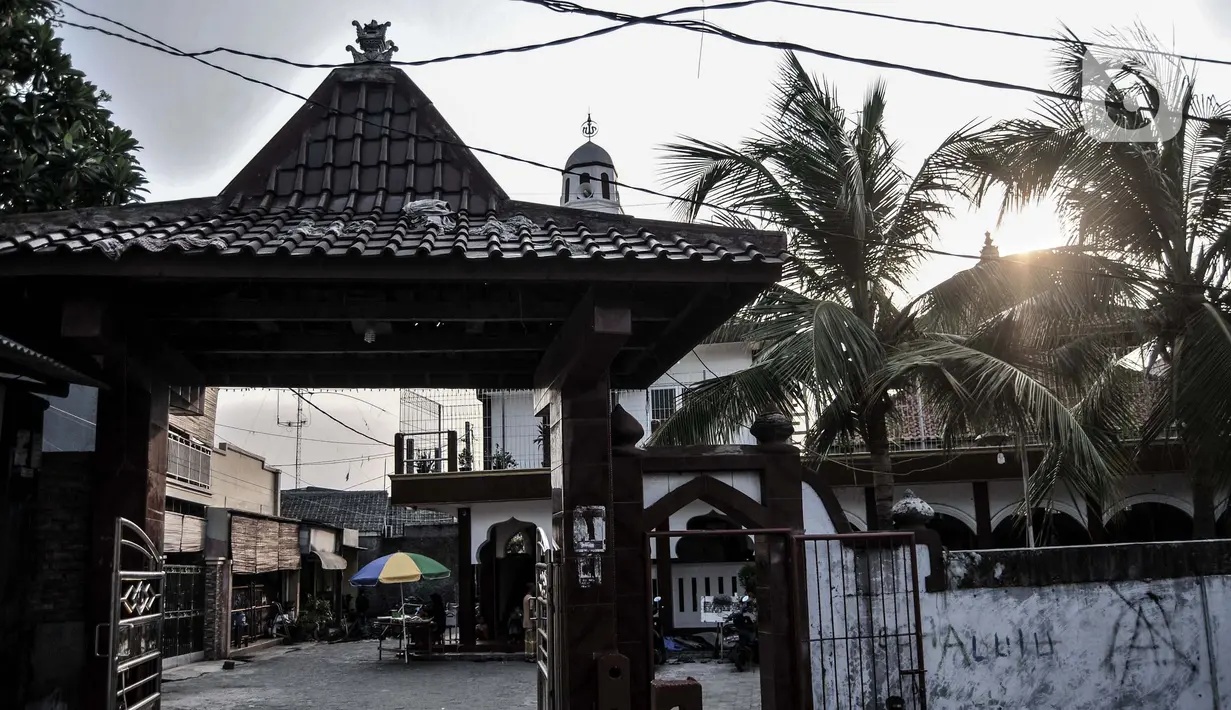Tampak dari depan gerbang utama masjid berbentuk limas khas Jawa di Masjid Jami Al Alam, Cilincing, Jakarta, Kamis (22/4/2021). Masjid ini berada di tengah perkampungan nelayan. (merdeka.com/Iqbal S.Nugroho)