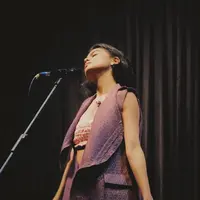 Momen pemeran sinetron 'Sherina' saat tampil dalam acara North Sumatra Jazz Festival di Medan 2018 silam. Putri Spohia Latjuba ini tampil modis dengan perpaduan crop top dan outer bewarna ungu. (Liputan6.com/IG/@evacelia)
