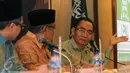 Komisioner KPK, Adnan Pandu Praja (kanan) saat mengikuti diskusi Memacu Pertumbuhan Ekonomi Tanpa Melangggar Rambu-Rambu Anti Korupsi di Gedung PBNU, Jakarta, Senin (16/11/2015). Diskusi menyoal hubungan ekonomi-korupsi. (Liputan6.com/Helmi Fithriansyah)
