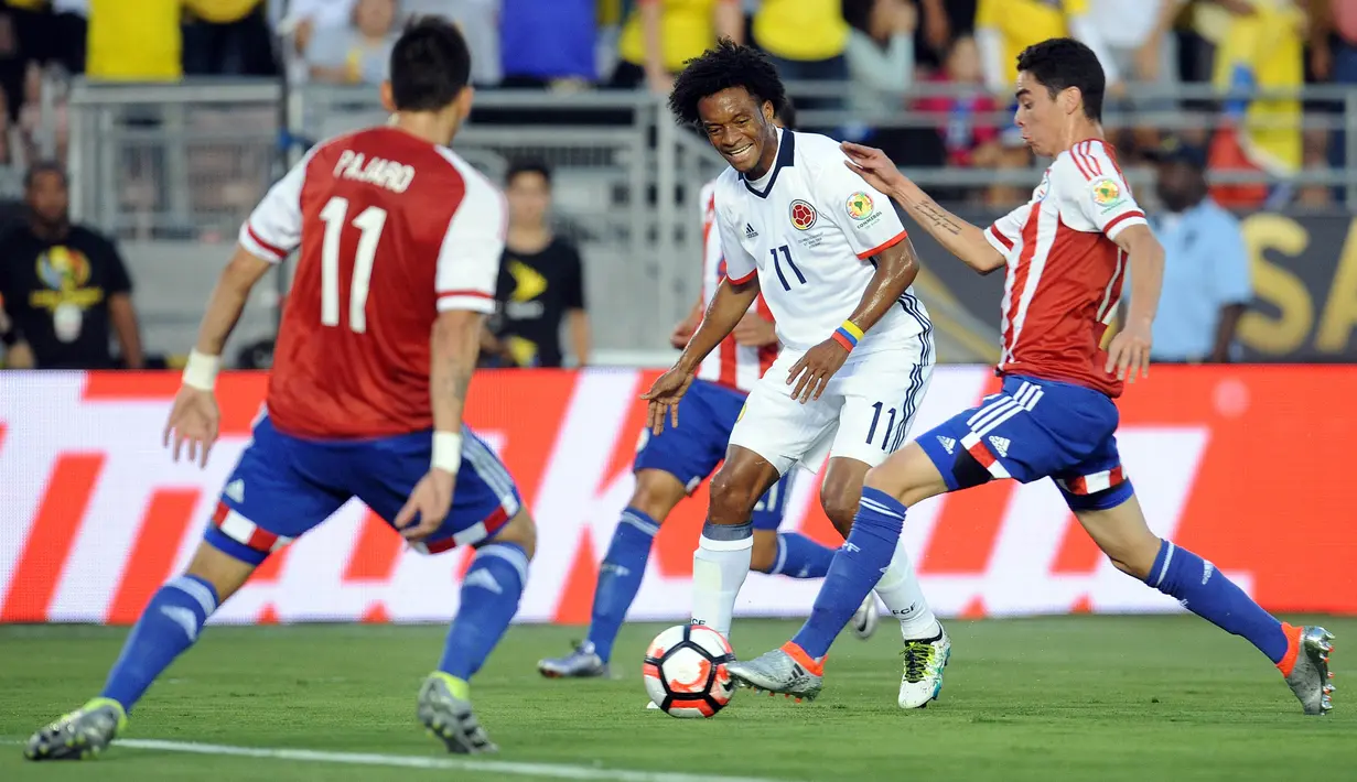 Gelandang Kolombia, Juan Cuadrado berusaha melewati para pemain Paraguay pada Copa America Centenario 2016 di Stadion Rose Bowl, AS (8/6). Kolombia menang atas Paraguay dengan skor 2-1. (Vasquez-USA TODAY Sports)