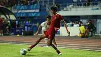 Pemain Timnas Indonesia U-23, M Ragil (kanan), mengontrol bola dibayangi pemain Timnas Vietnam U-23,  Pham Dinh Duy, dalam pertandingan final Piala AFF U-23 2023 yang berlangsung di Rayong Province Stadium, Thailand, Sabtu (26/8/2023) malam WIB. (Dok. PSSI)