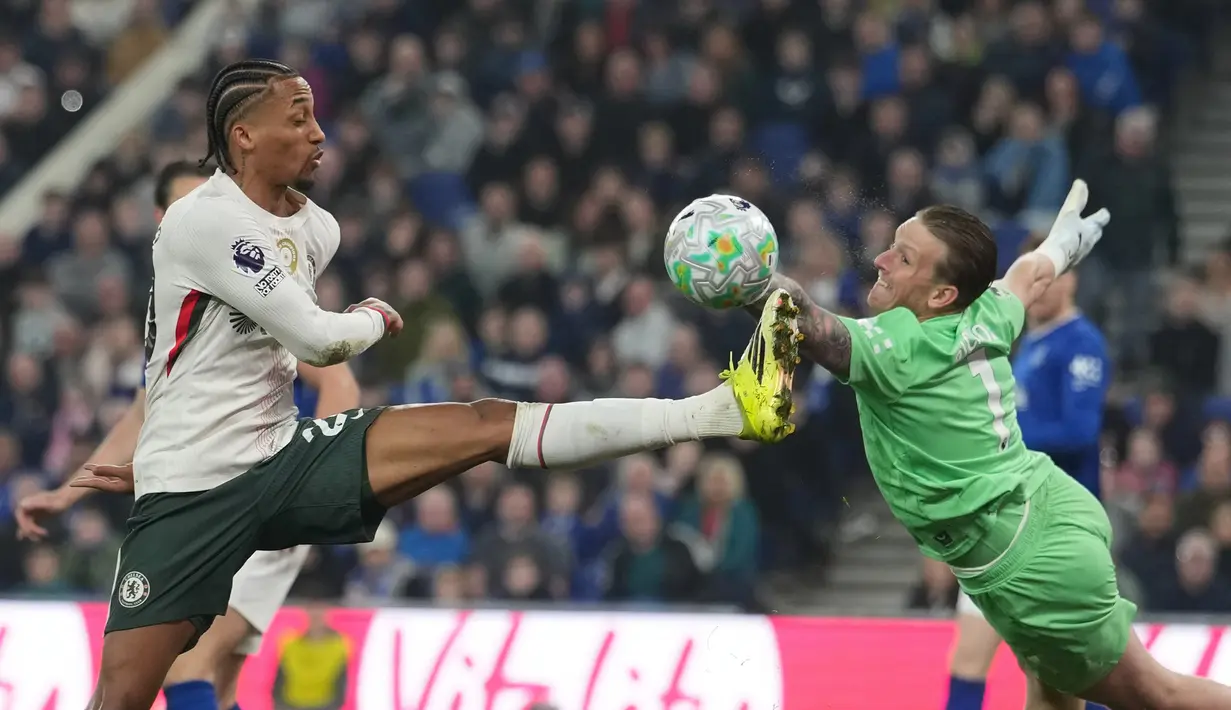 Kiper Everton, Jordan Pickford, berebut bola dengan pemain Chelsea, Joao Pedro, pada lanjutan Liga Inggris di Hill Dickinson Stadium, Minggu (22/3/2026). (AP Photo/Jon Super)