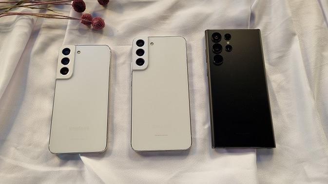 Trio Samsung Galaxy S22 yang baru saja diperkenalkan. (Liputan6.com/Agustinus M. Damar)