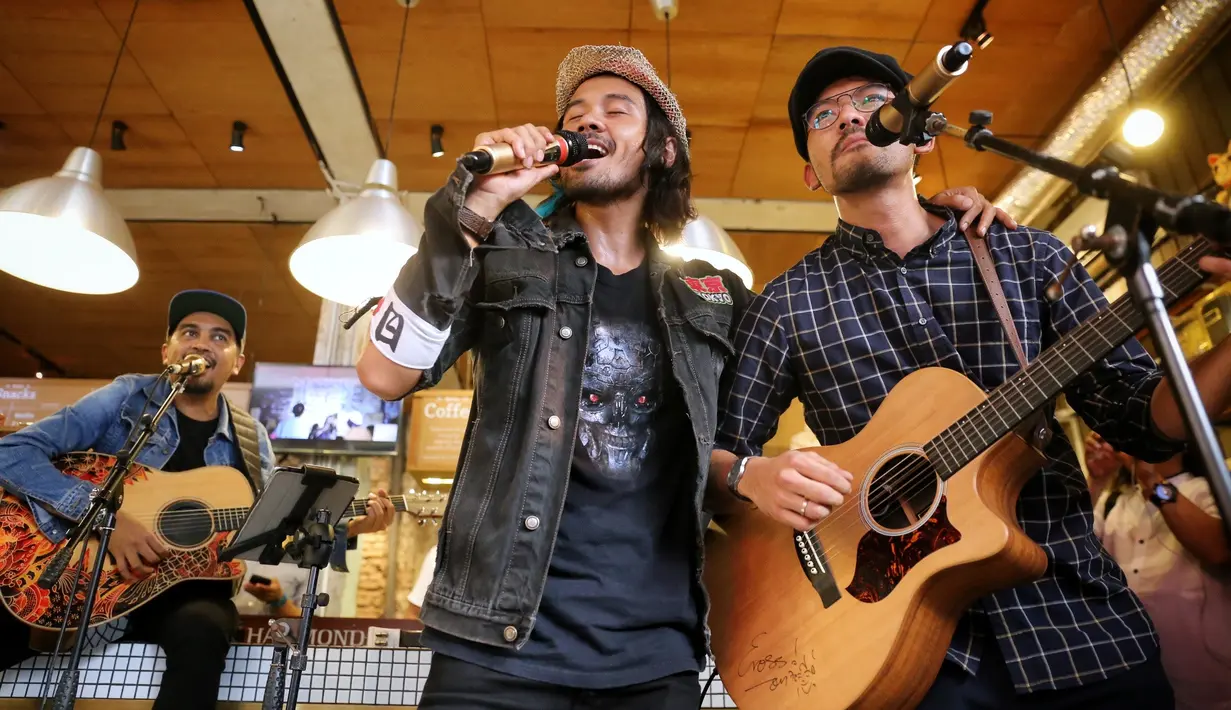 Selain berbakat di dunia akting, di film ini Chiko dan Rio yang berperan sebagai Ben dan Jodi juga bernyanyi untuk soundtrack fil Filosofi Kopi 2 ini. Lagu berjudul Sahabat Sejati karya Sheila On 7 pun yang dipilihnya. (Adrian Putra/Bintang.com)