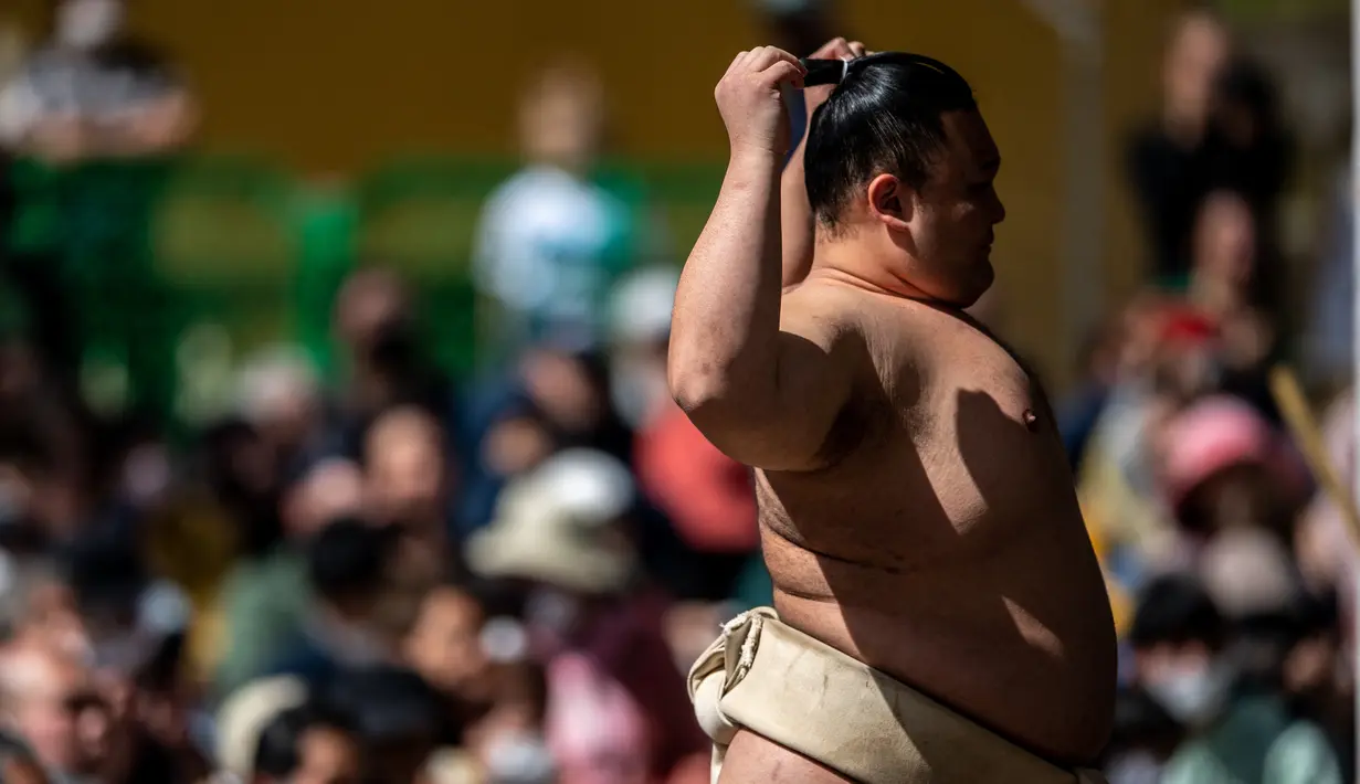 Acara ini juga menjadi kesempatan bagi para ibu untuk melemparkan bayinya ke pelukan para sumo yang rupanya membawa keberuntungan. (AFP/Philip Fong)