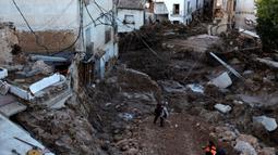 Badai hujan yang terjadi sejak Selasa hingga Rabu 29-30 Oktober 2024 menyebabkan banjir dan tanah longsor di wilayah Spanyol selatan dan timur, membentang dari Malaga hingga Valencia. (OSCAR DEL POZO/AFP)