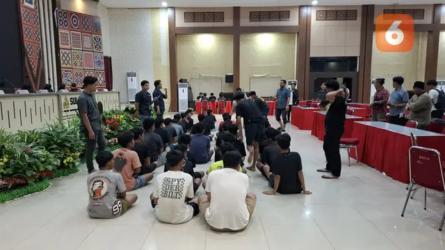 40 terduga Passobis yang ditangkap TNI diserahkan ke Polda Sulsel (Liputan6.com/Fauzan)