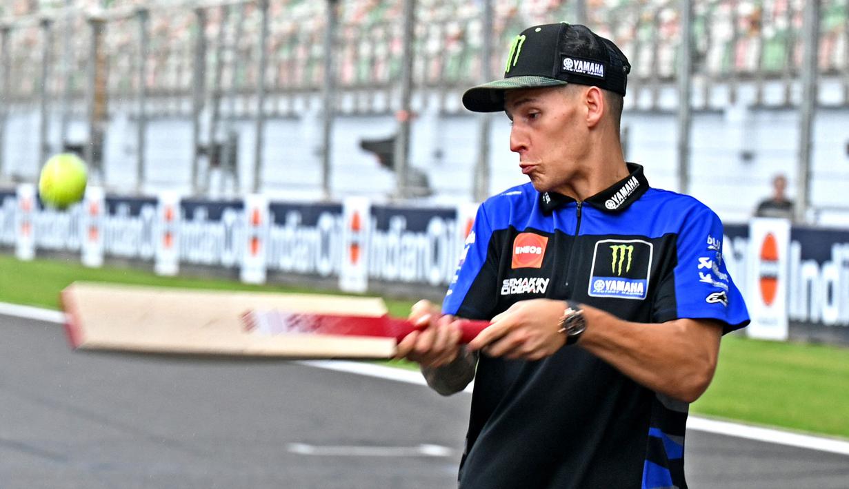 Pembalap Monster Energy Yamaha, Fabio Quartararo bermain kriket di dalam lintasan menjelang MotoGP India 2023 di Sirkuit Buddh, New Delhi, India pada 21 September 2023. (AFP/Money Sharma)