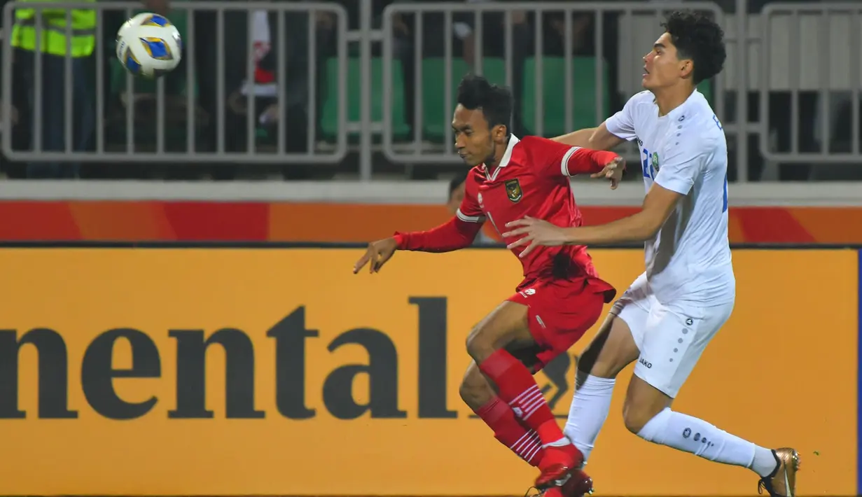 Pemain timnas Indonesia U-20 berjibaku melawan pemain Uzbekistan pada laga terakhir Grup A Piala Asia U-20 di Stadion Istiqlol Fergana, Uzbekistan, Selasa (7/3/2023). Timnas Indonesia U-20 tersingkir dari Piala Asia U-20 menyusul hasil bermain imbang 0-0 dengan Uzbekistan di laga terakhir Grup A. (Foto: Dok PSSI)