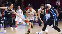 Pebasket putra Indonesia, Abraham Damar Grahita (kanan) mencoba menembus kawalan pemain Korea pada babak penyisihan Grup A Basket Putra Asian Games 2018 di Jakarta, Selasa (14/8). Indonesia kalah 65-104. (Liputan6.com/Helmi Fithriansyah)