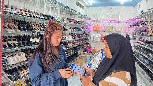 Holding Ultra Mikro BRI Perkuat Pemberdayaan, Nasabah PNM Mekaar di Bojonegoro Kini Tambah Penghasilan lewat BRILink Agen