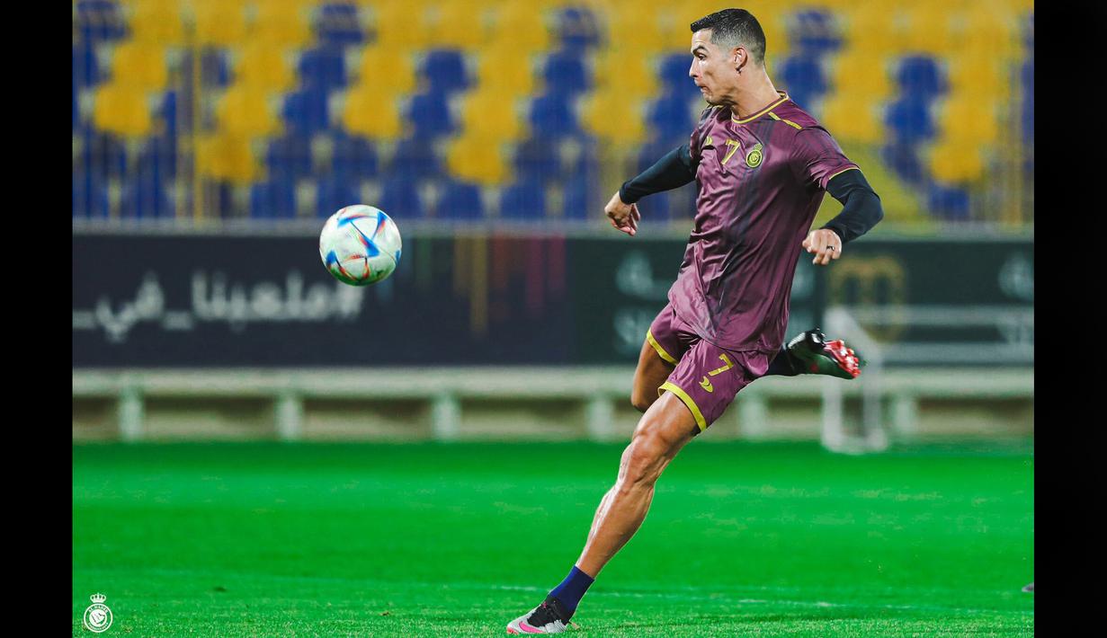 Cristiano Ronaldo menunjukkan kebolehannya dengan melakukan tendangan keras yang membuahkan gol dalam sesi latihan di markas Al Nassr, King Fahd, Riyadh, Sabtu (6/5/2023). (Twitter/Al Nassr FC)