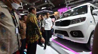 Presiden Joko Widodo atau Jokowi (tengah) melihat mobil listrik Esemka Bima EV saat mengunjungi pameran Indonesia International Motor Show (IIMS) di JIExpo, Kemayoran, Jakarta, Kamis (16/2/2023). Jokowi resmi membuka IIMS 2023. (ADEK BERRY/AFP)