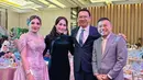<p>Saat pesta tersebut, Puput memilih mengenakan gaun hitam lengan panjang model cheongsam hitam dengan bahan velvet yang pas di tubuhnya. [Instagram/@btpnd]</p>