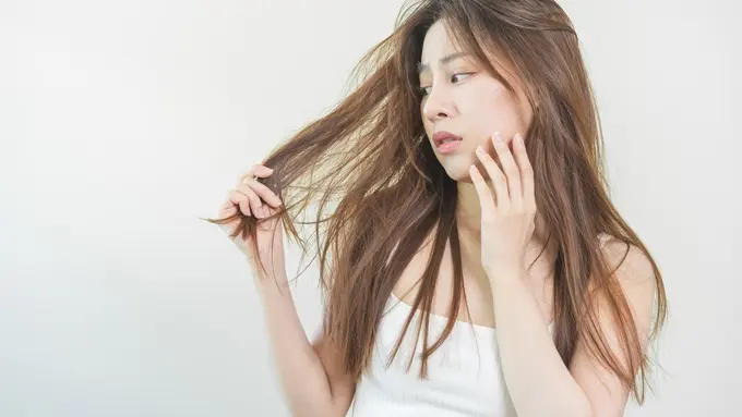 15 Cara Melembapkan Rambut Kering dan Rusak yang Mudah Dilakukan, Nggak Lagi Megar